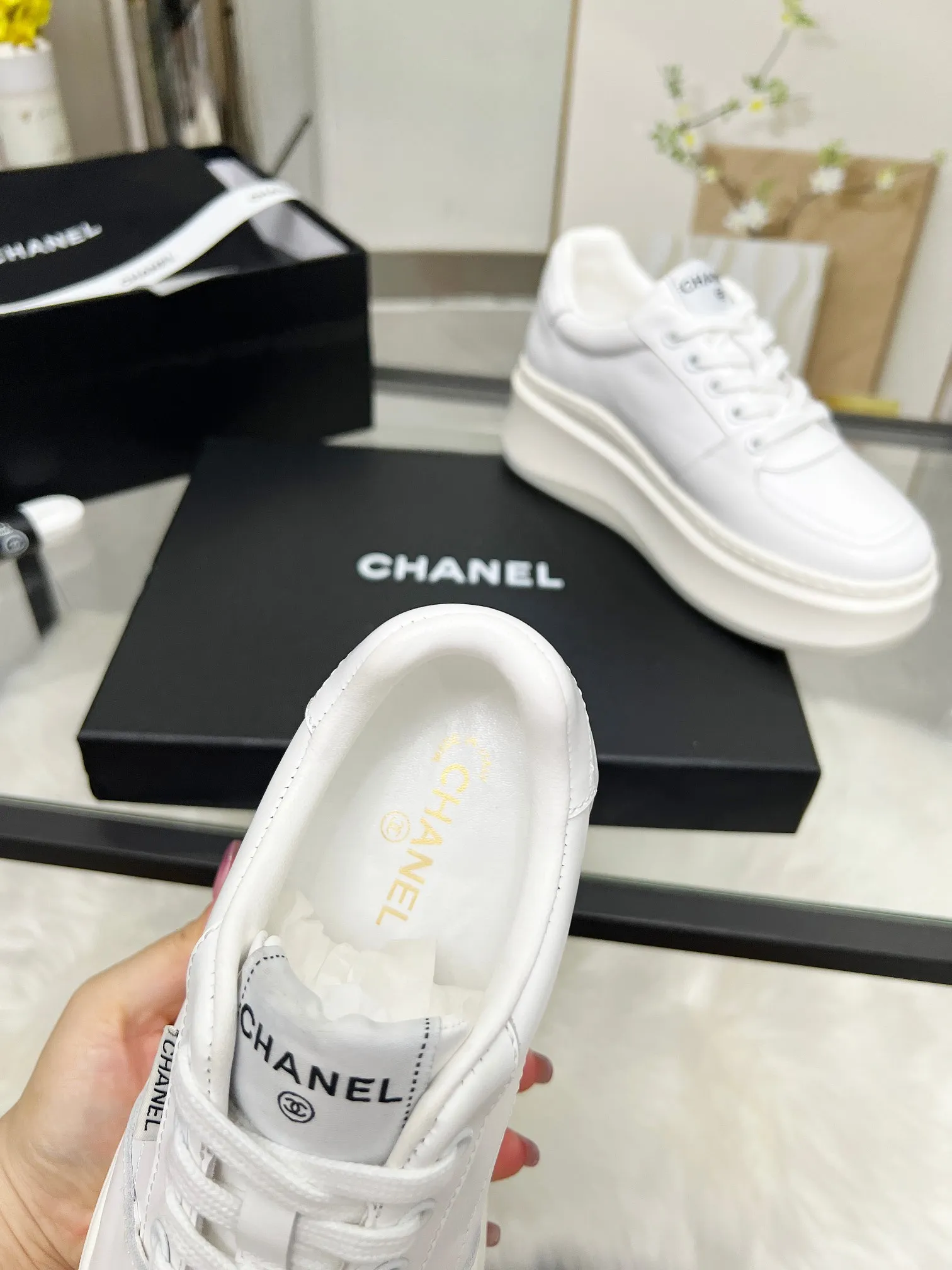 👟👟Ex-factory price 480👟👟 CHANEL 25C spring and summer new sports shoes official website is available at the same time ❤️ Counter out-of-stock kings. Major bloggers are recommending new styles on social days. This season’s new styles are simply eye-catching and look great on the feet. The casual casual sports style is refreshing and natural, interpreting Chanel’s fashionable femininity. The overall customization makes all sports models on the market at that time obsolete. This series is now available for sale! The upper is made of custom imported pebbled calf leather ➕ custom frosted calf leather. The lining is made of original one-to-one professionally customized mesh. Hardware accessories. Original full set of molds (not common in the market). Original custom molded TPU combination outsole. Height 4 cm. Women's size 35-39.